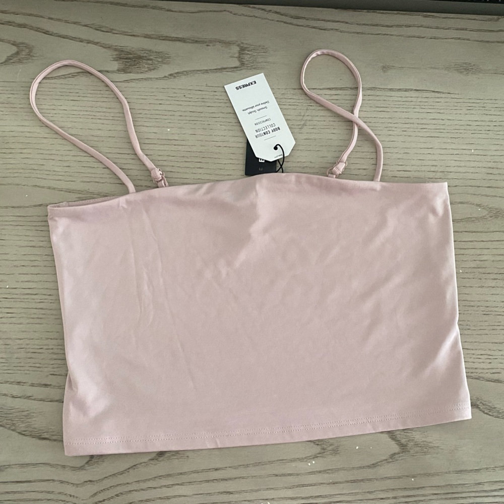 NWT. Express cropped Tank, M